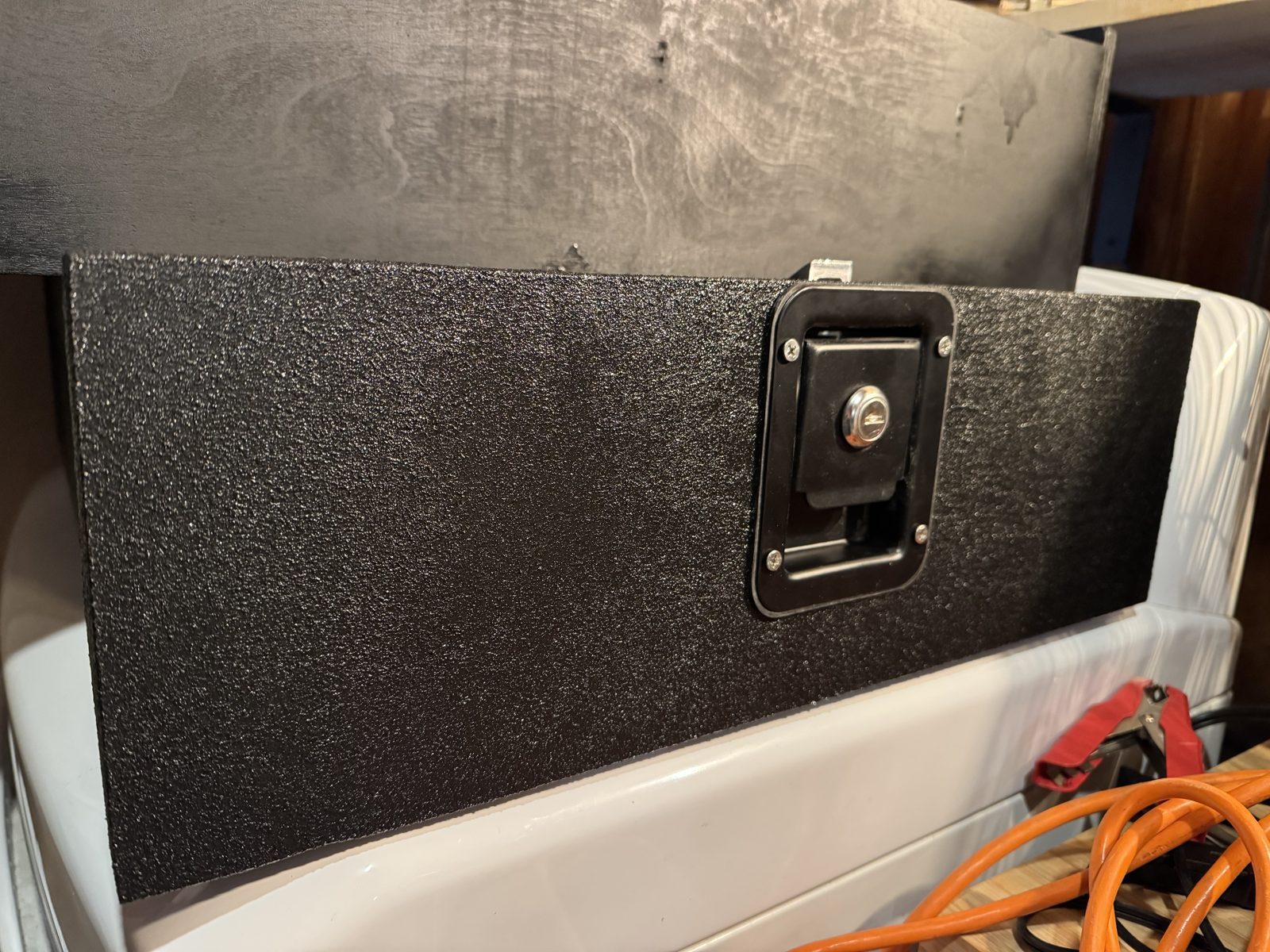 Flush paddle latch in the coated drawer front